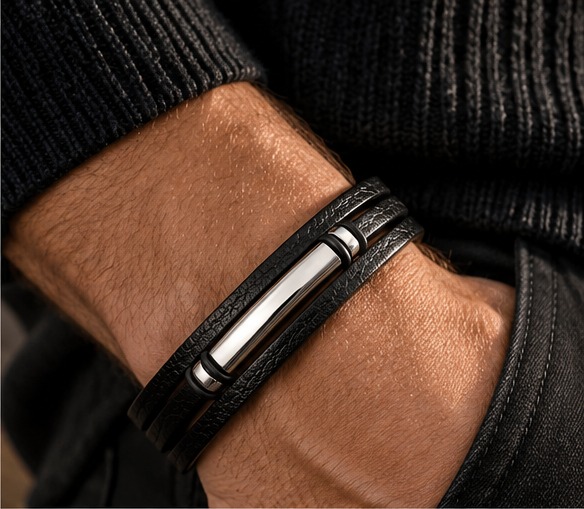 NORVIK99 leren herenarmband gedragen aan de pols