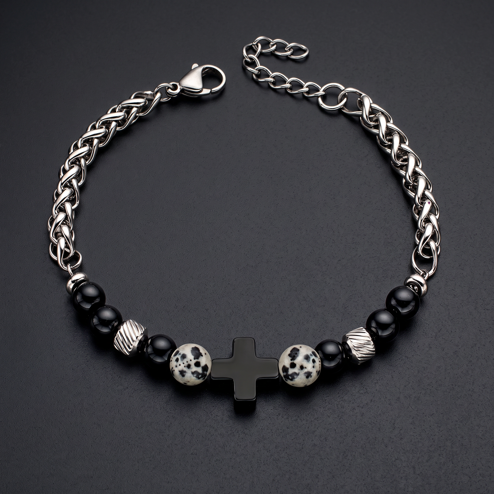 Detail van leren armbanden met natuurstenen kralen